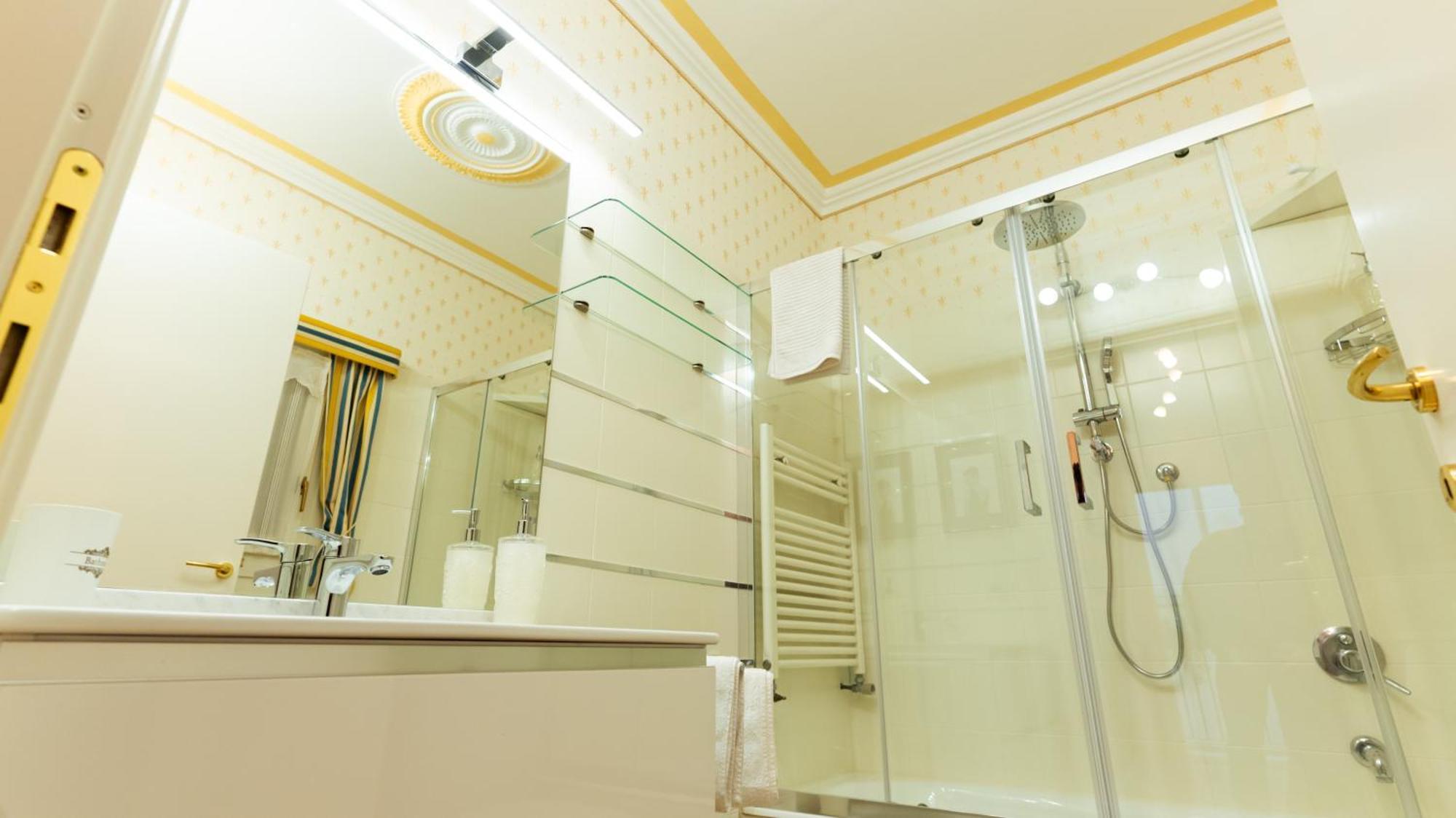 New Cozy Apartment - City Centre Lecco Buitenkant foto